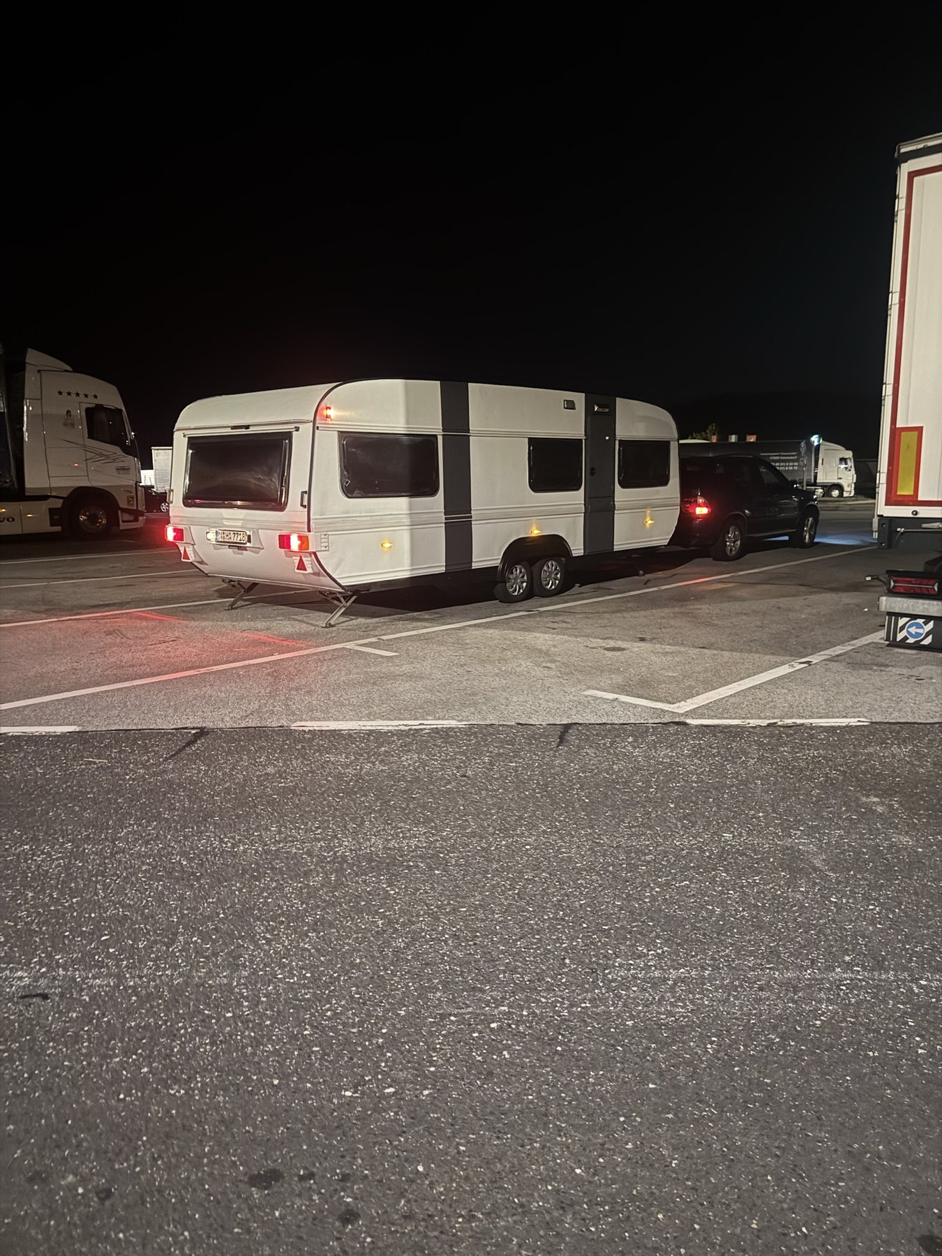 Zwischen den Lkw