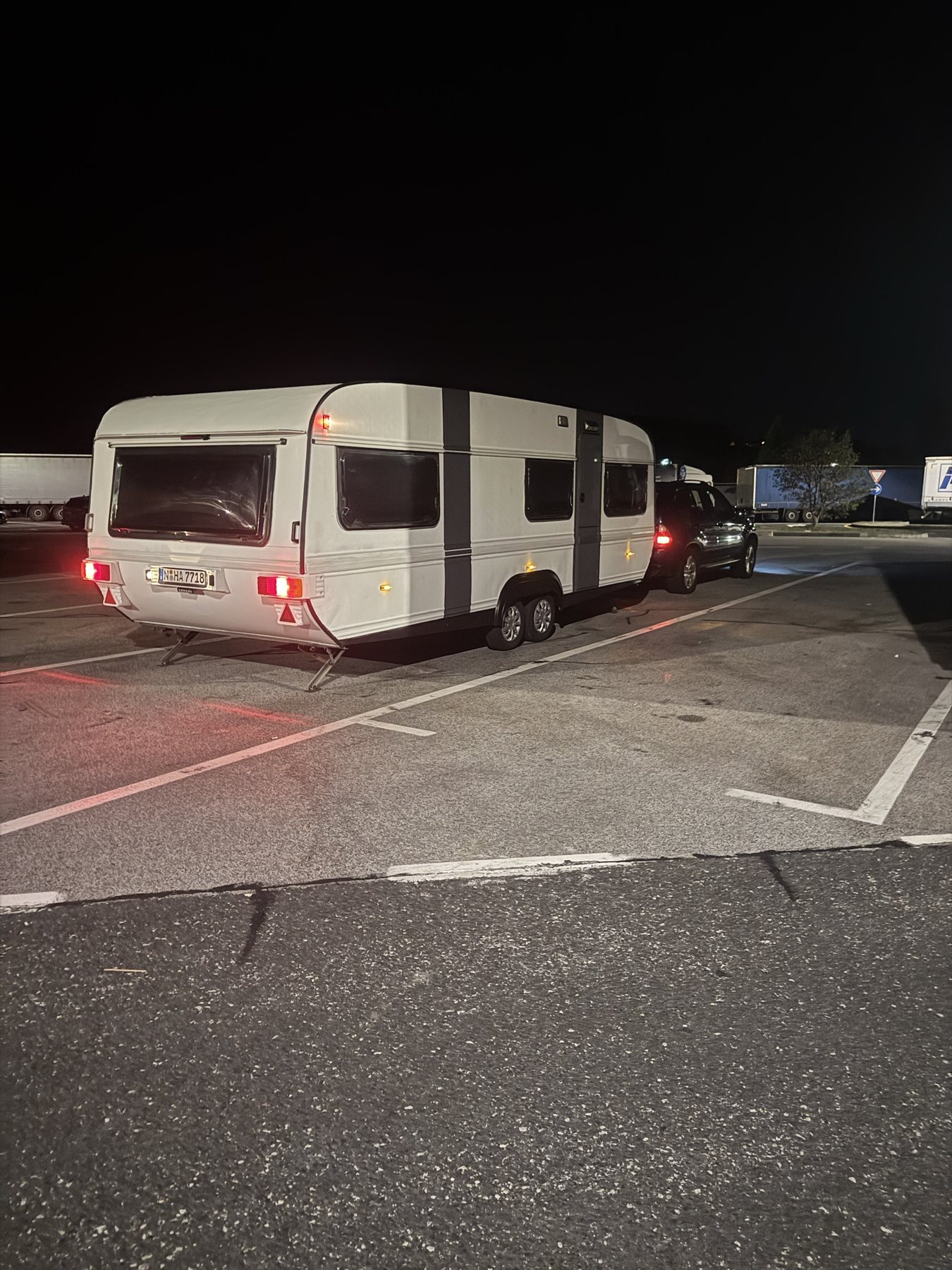 Heckansicht bei Nacht mit leuchtenden Rücklichtern
