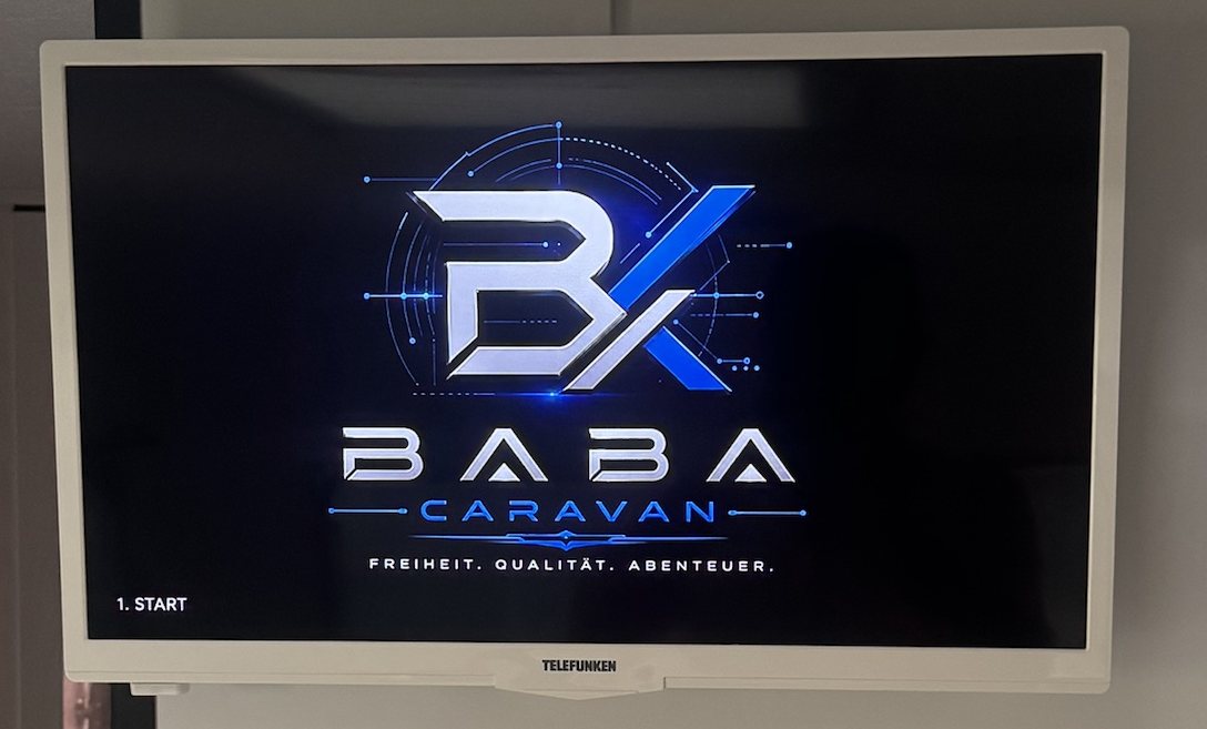 Der Bordfernseher zeigt: Welcome on board, Baba Caravan